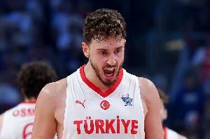 瑕不掩瑜！申京爆砍24分16板6助2帽&9进攻板 罚球还有进步空间