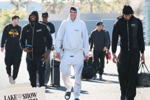 湖人官推晒出征客场登机照：接下来飞往明尼苏达和孟菲斯