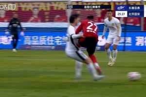 逃过一劫？卡米洛飞蹬江文豪腹部染黄，VAR介入认定非红牌