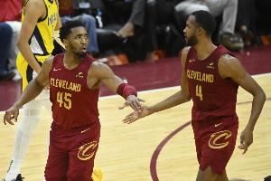 你俩是基本盘!首节米切尔5中4砍15分&小莫布里8中5拿到12分