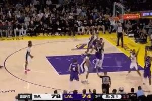 不容易！范德比尔特底角被放空 压哨三分稳稳命中