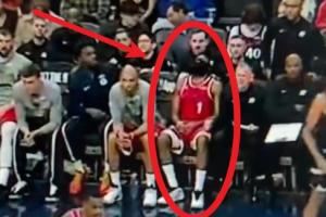 有点疲惫？哈登被换下场一屁股瘫坐在板凳上&抬头仰面