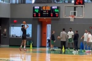 凯记:塔图姆回到了凯尔特人训练馆 并进行了简单的投篮训练